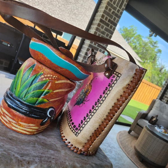 Hand Tooled Hammingbird Shoulder Handbag - Picture 8 of 16